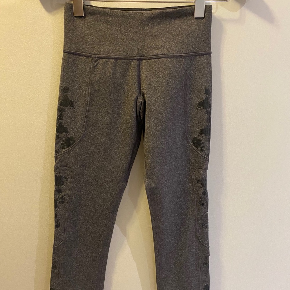 Lulu limited edition yoga grip crop size 4